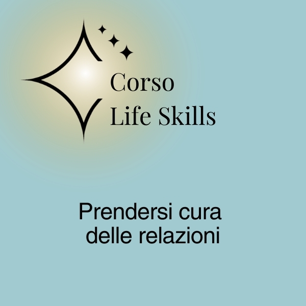 GIOVANER DONNA SEDUTA DAVANTI AL COMPUTER MENTRE SEGUE UN WEBINAR