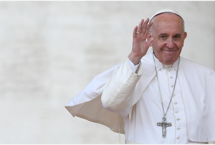 Papa Francesco saluta le persone